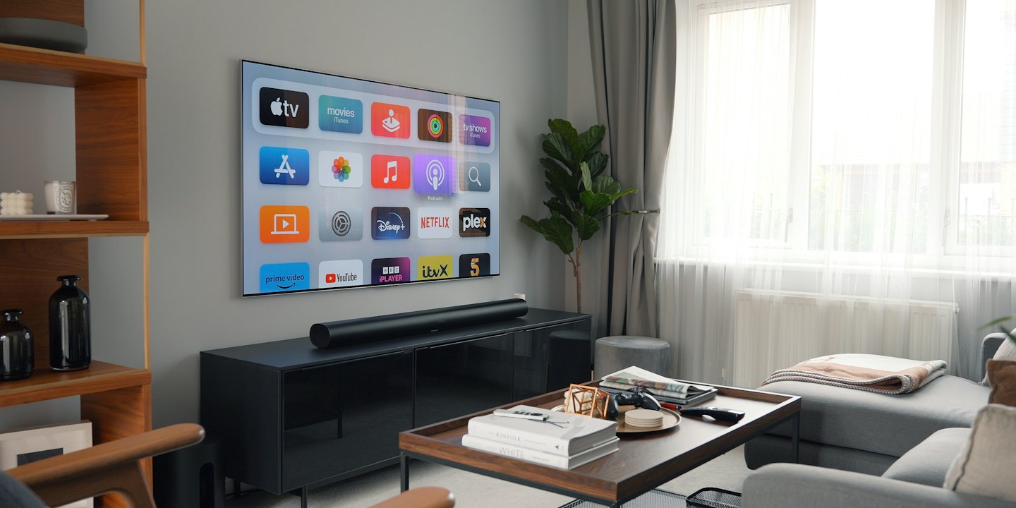 Soggiorno moderno con smart TV sopra un mobile multimediale.